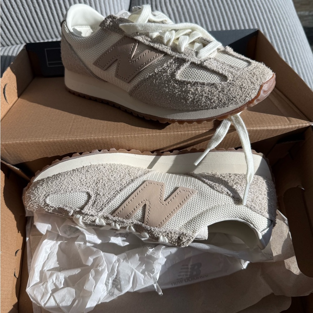Never worn! New Balance Unisex Sneakers